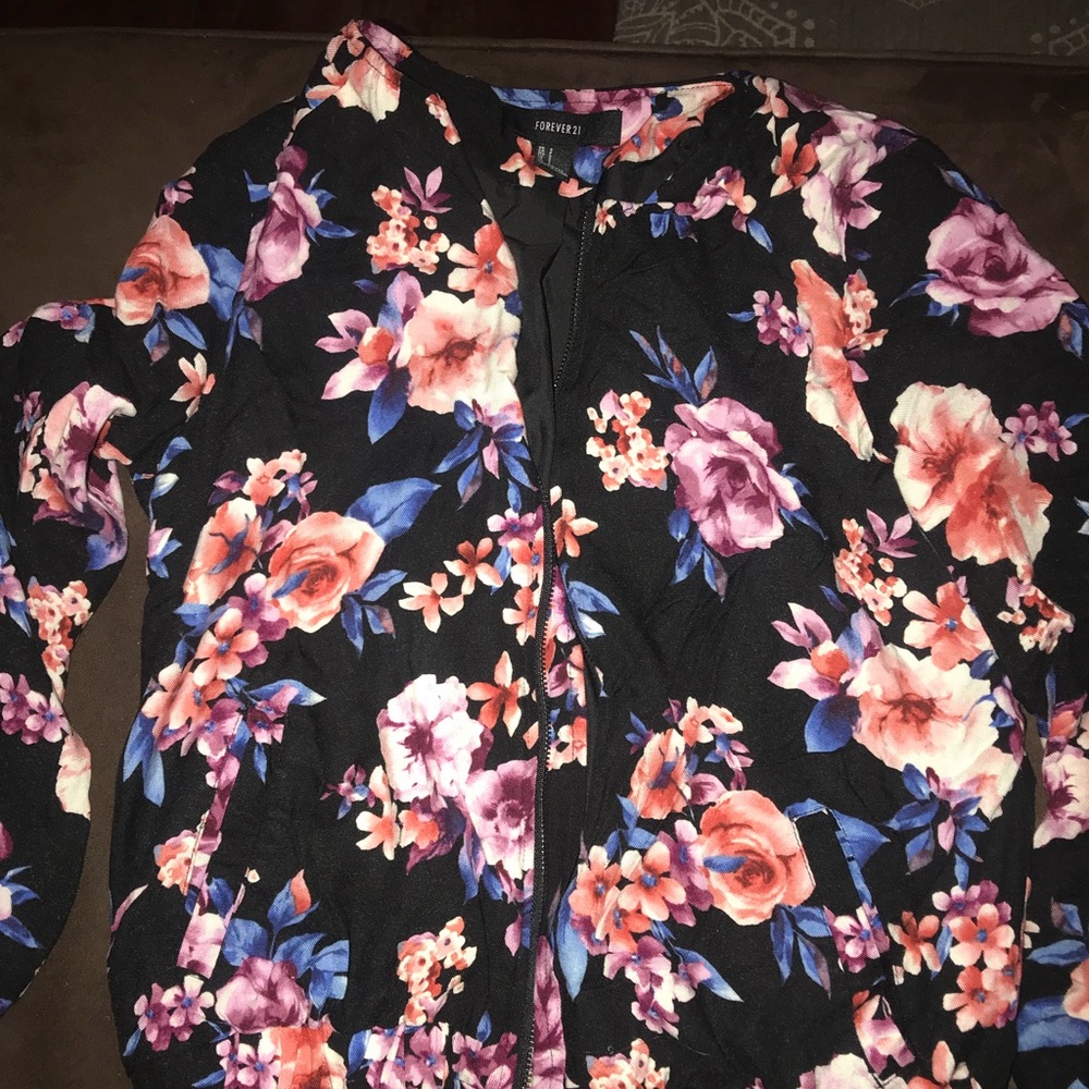 Never worn Forever 21 light weight zip up. small